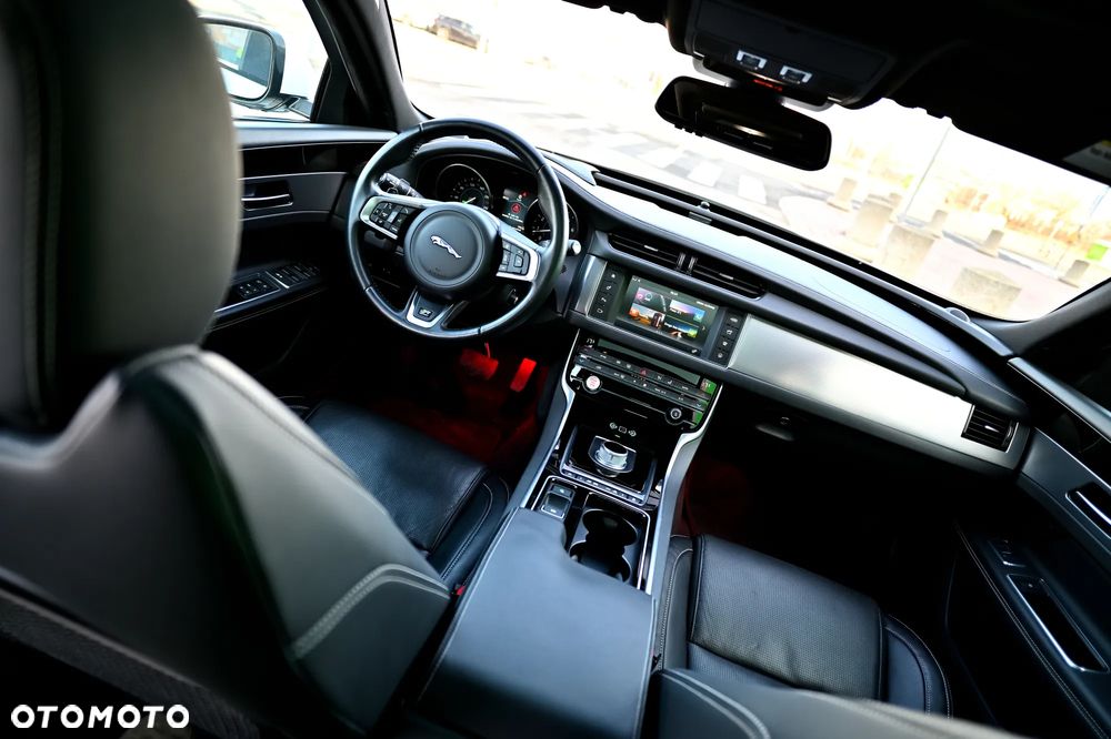 Jaguar XF 35t AWD R-Sport - 26