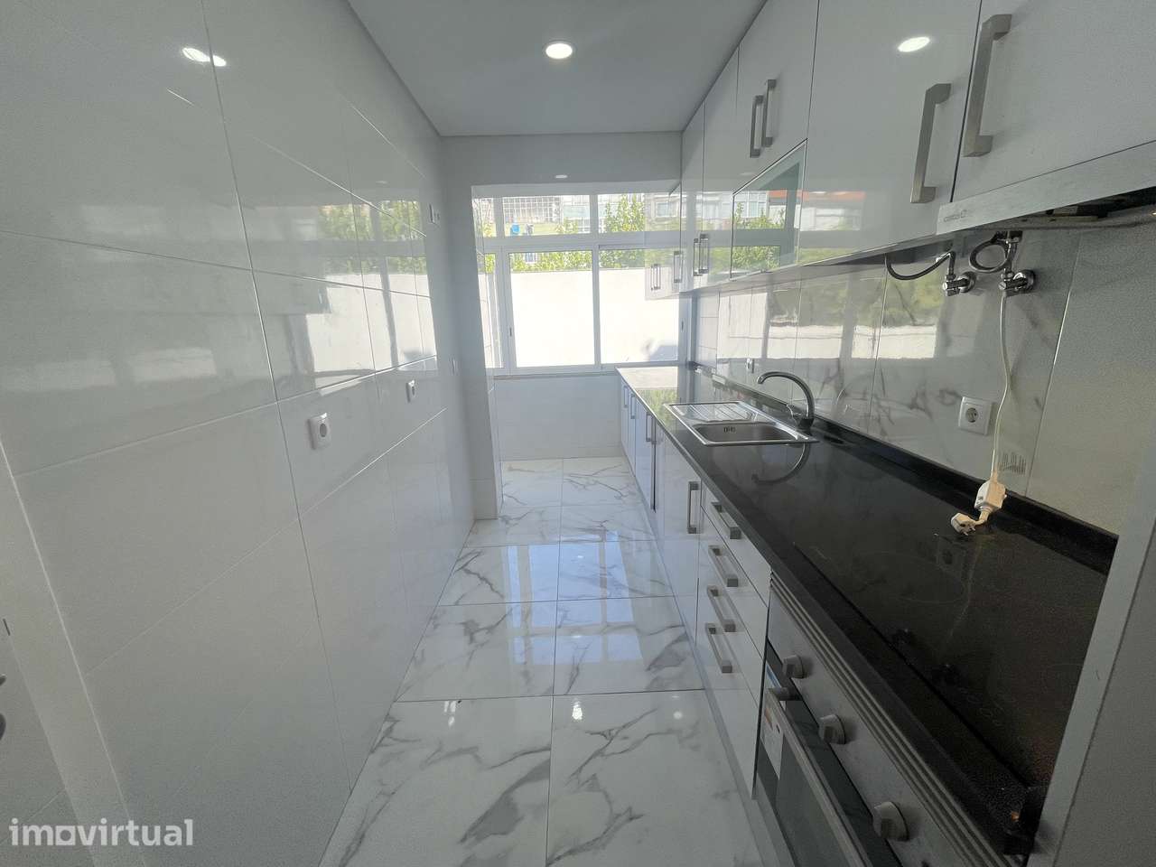 Apartamento T2, totalmente remodelado, com varanda, na Damaia de Cima. - Grande imagem: 5/32