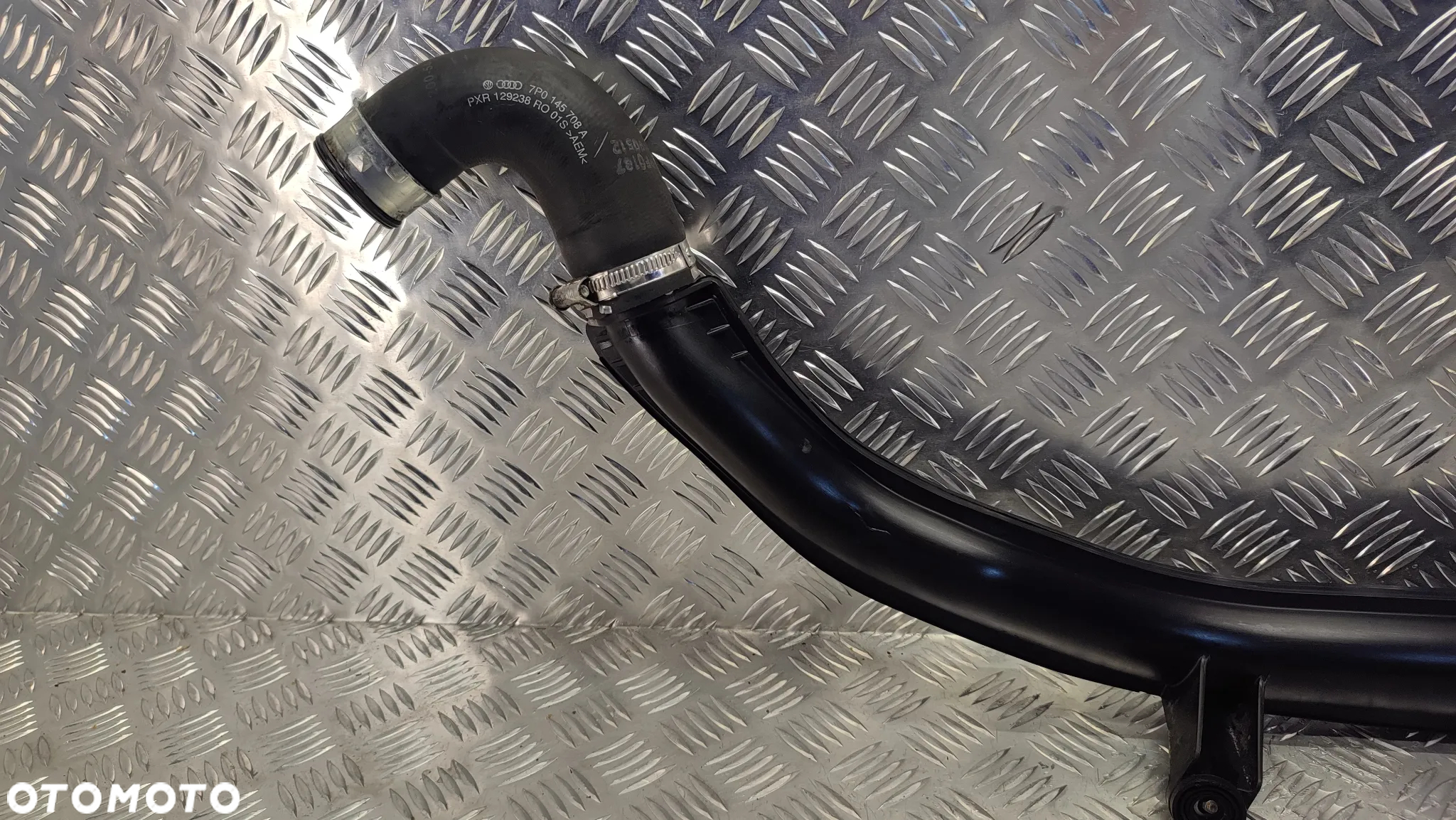 VW TOUAREG 7P CAYENNE 10-18R PRZEWOD RURA INTERCOOLERA 3.0 CHLODNICY POWIETRZA 7P0145792 7P0145708A USZKODZONA - 3