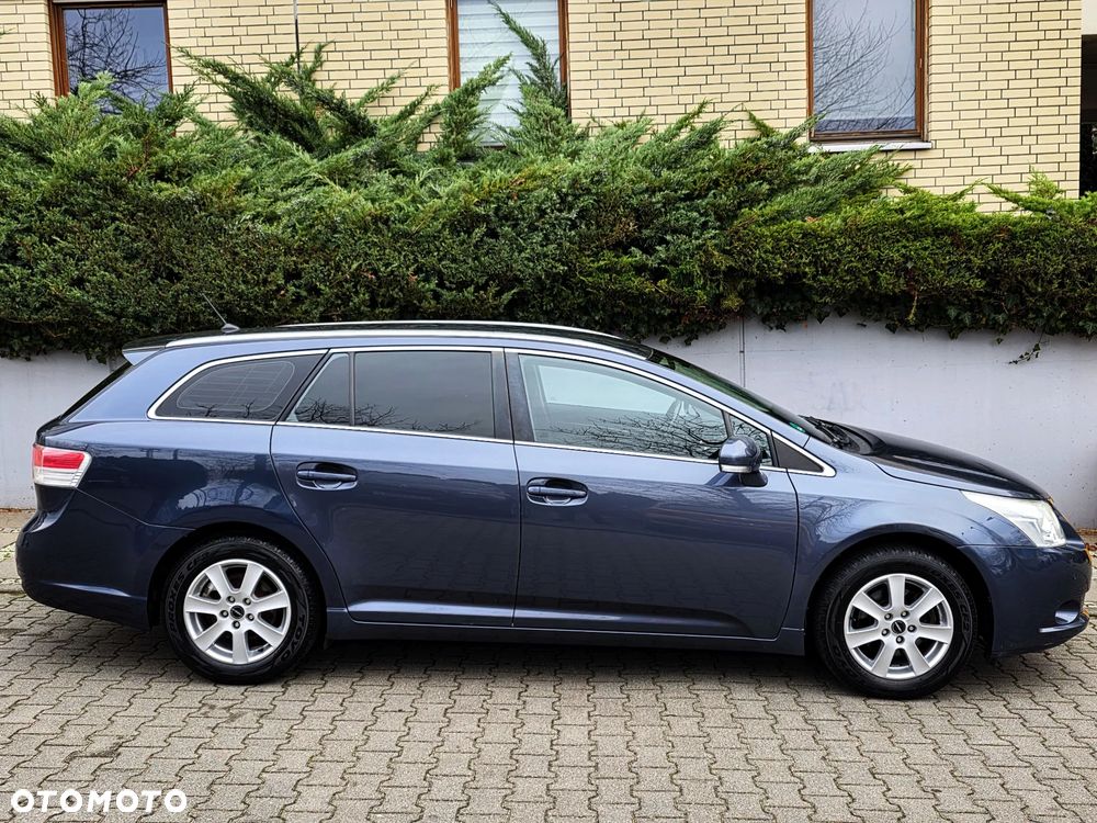 Toyota Avensis Combi 1.8 Executive - 8