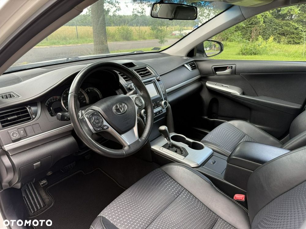 Toyota Camry - 17
