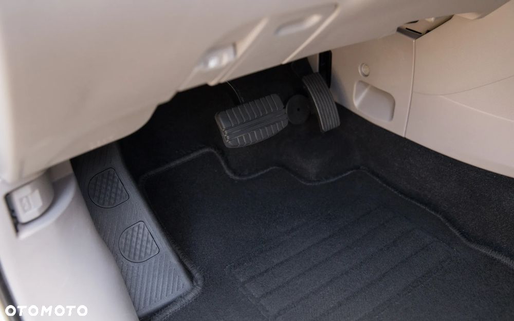 Mitsubishi Grandis 2.4 Intense - 31