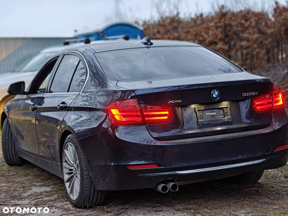 BMW Seria 3 328i xDrive Sport Line - 11