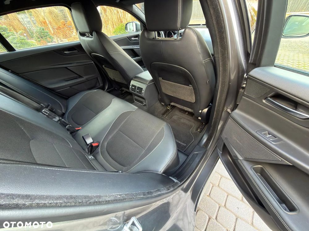 Jaguar XE 2.0 T R-Sport - 9