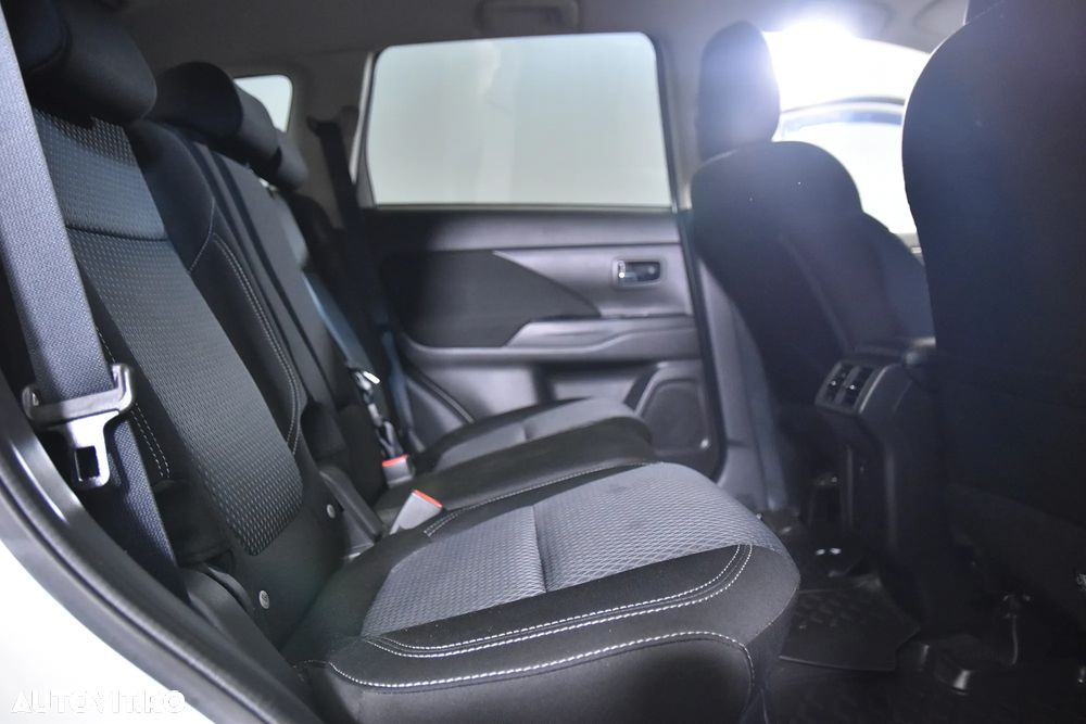 Mitsubishi Outlander - 12