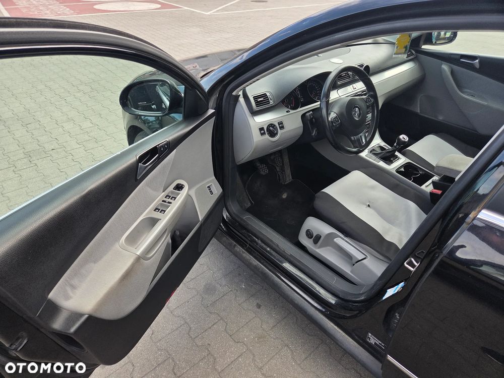 Volkswagen Passat 2.0 TDI DPF BlueMotion Technology Comfortline - 17