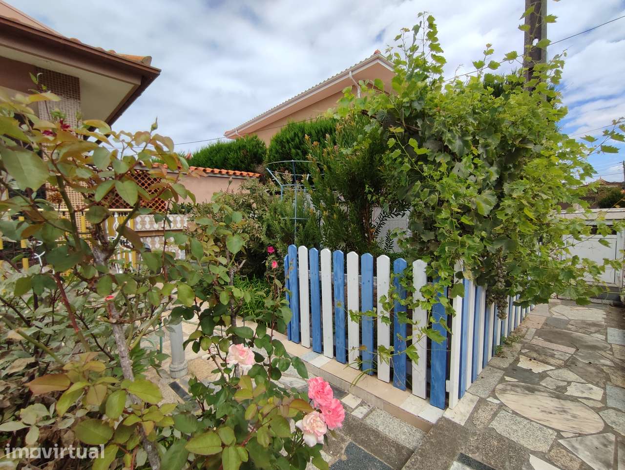 Moradia térrea com 4 frentes, garagem, anexos, jardim e bons acessos - Grande imagem: 5/53