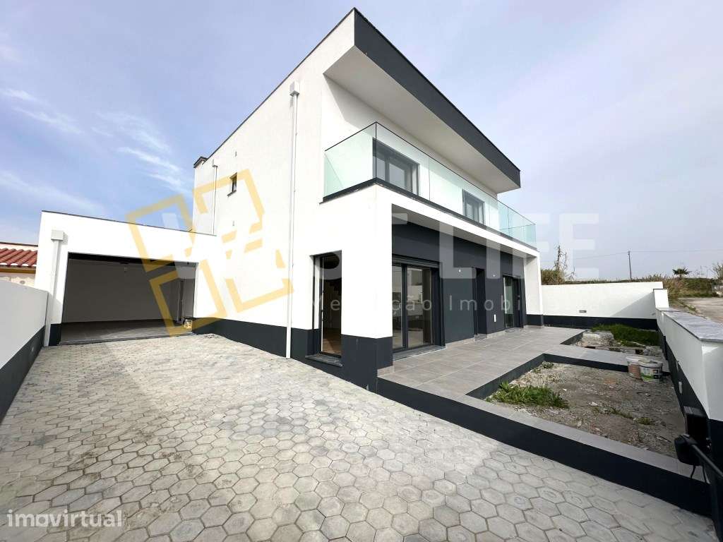 Moradia T4 NOVA com logradouro e vista desafogada - a apenas 5 minu... - Grande imagem: 2/24