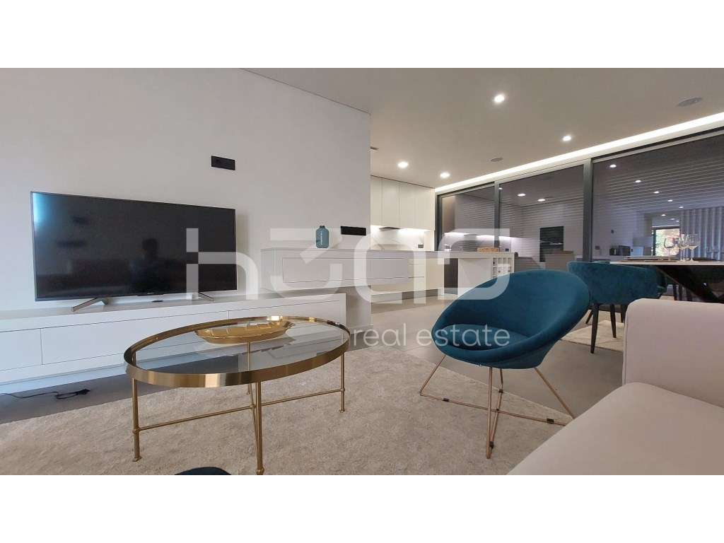 Moradia Térrea de Arquitetura Contemporânea com Piscina Exterior - Grande imagem: 4/33