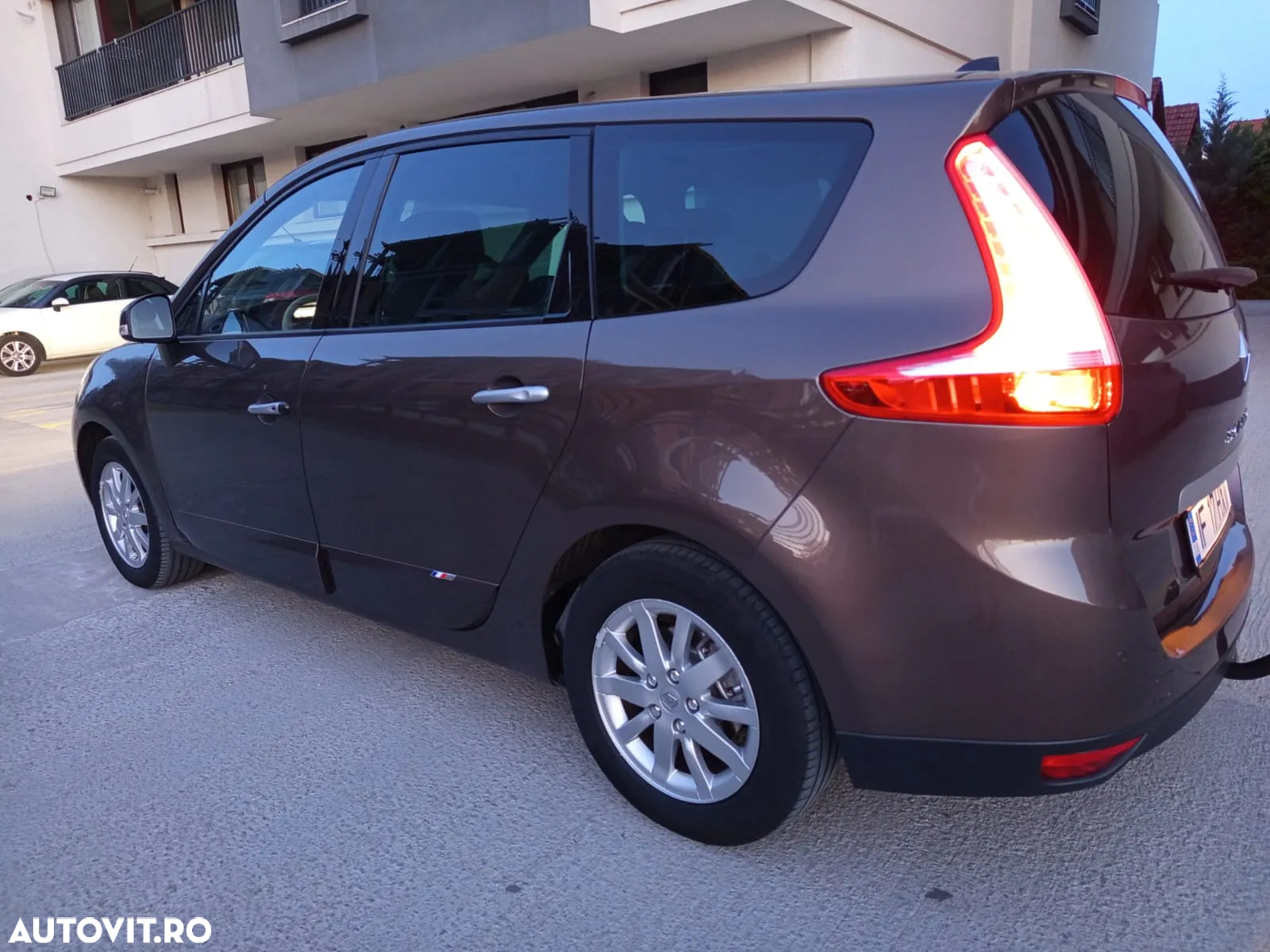 Renault Grand Scenic 1.9 dCi XXL FAP Avantage - 4