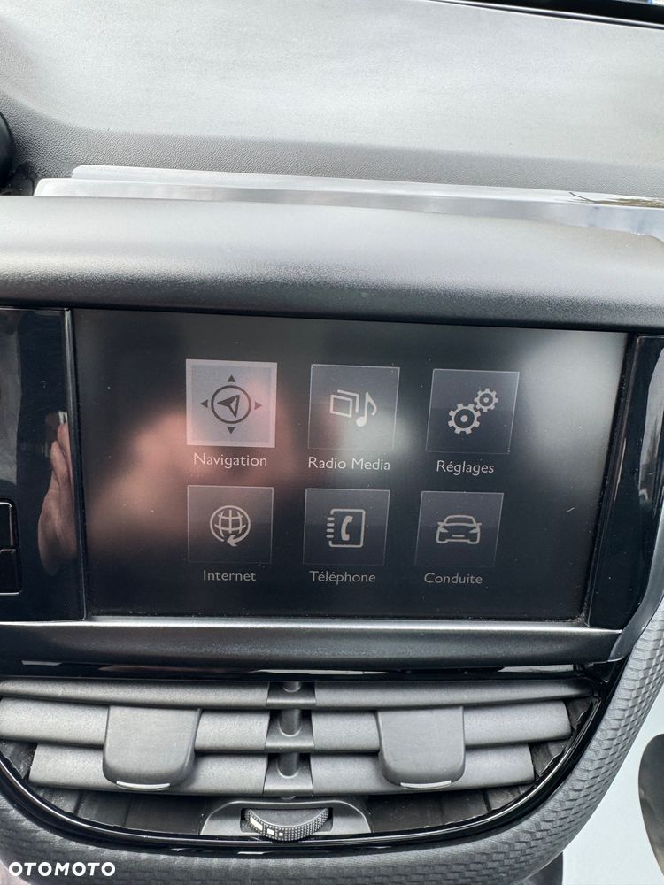 Peugeot 2008 1.2 Pure Tech GPF Signature S&S EAT6 - 17