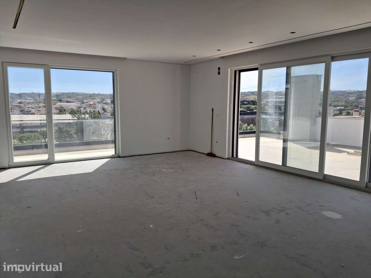 Apartamento T4- Penthouse, no centro da Lourinhã com garagem e terraço - Grande imagem: 4/9