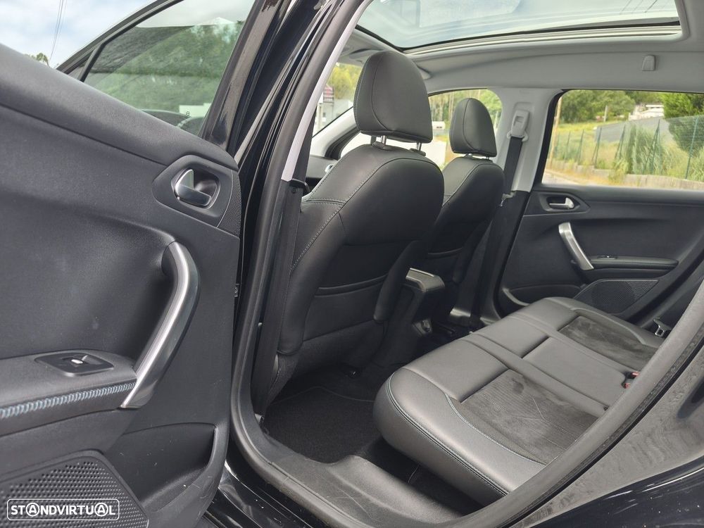 Peugeot 2008 1.2 PureTech Allure EAT6 - 32