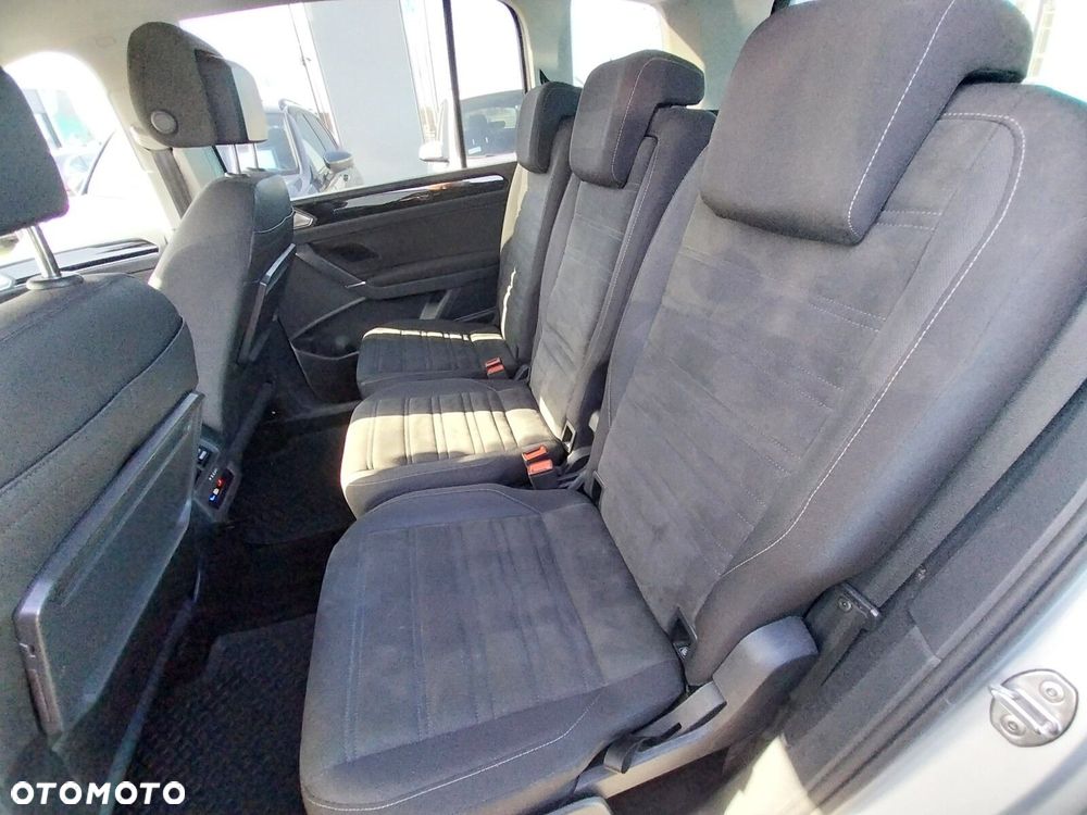 Volkswagen Touran - 12