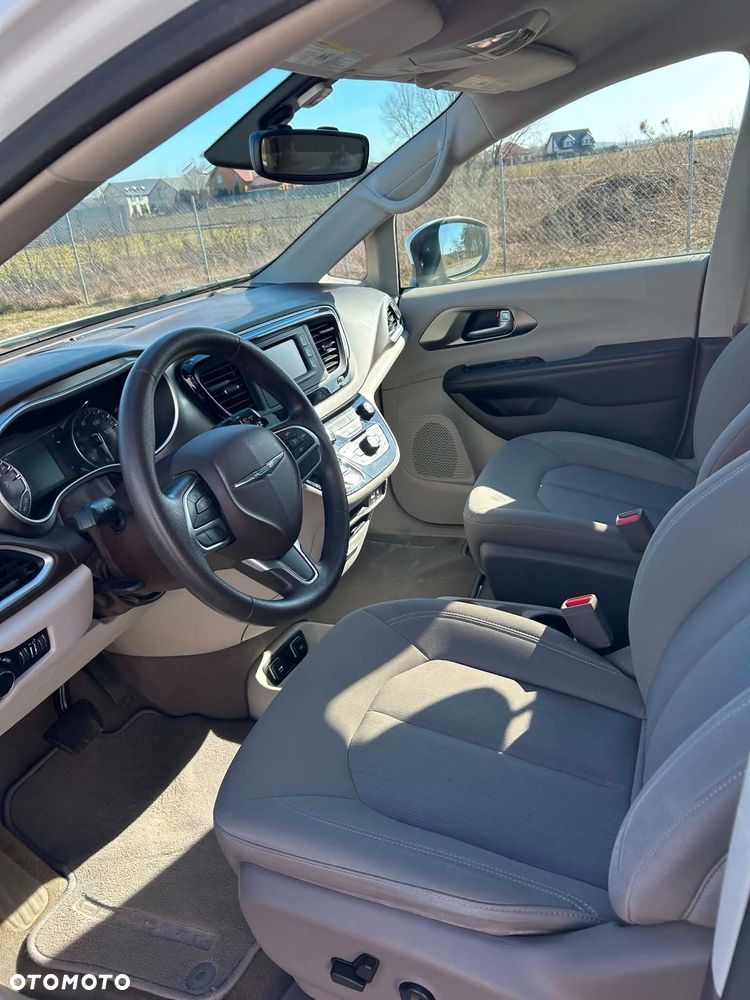 Chrysler Pacifica - 8