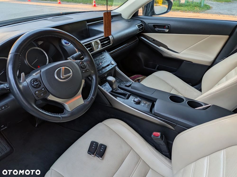 Lexus IS 300h Prestige - 19