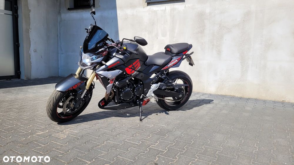 Suzuki GSR - 6