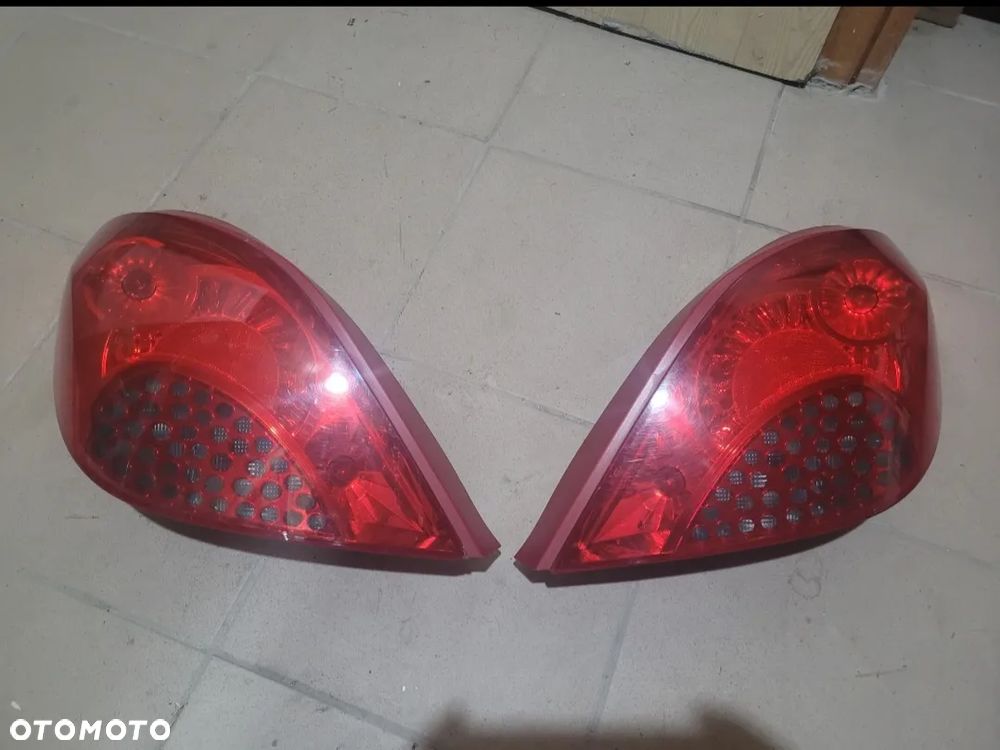 Peugeot 207 cc lampy P+ L tył