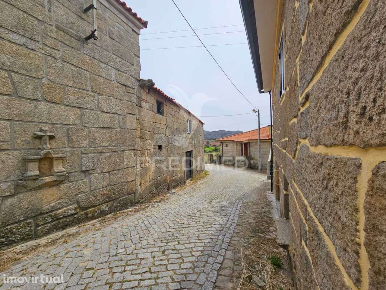 MORADIA EM RUÍNAS - Grande imagem: 5/17