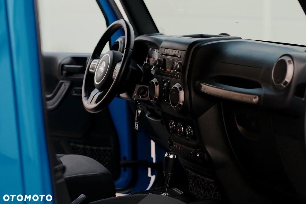 Jeep Wrangler 3.6 Unlim X - 36