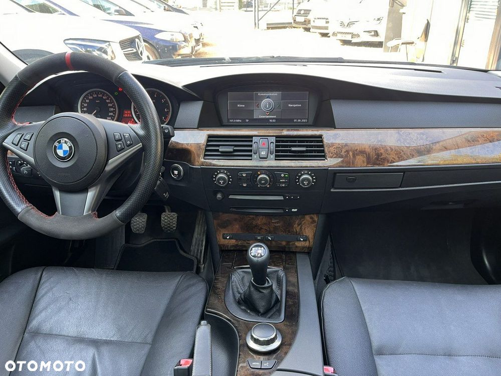 BMW Seria 5 523i Touring - 14