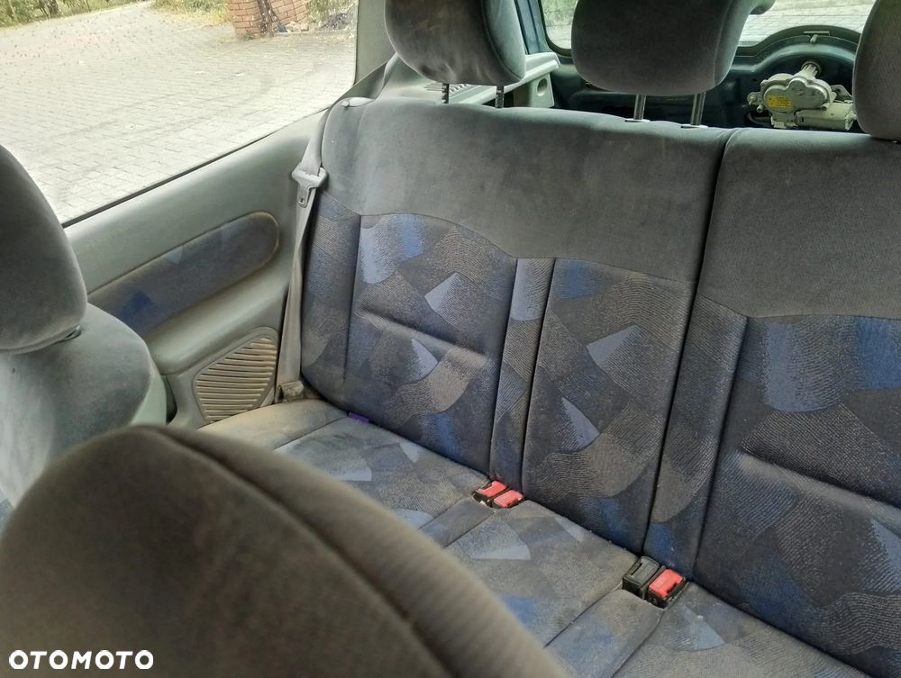 Renault Clio II (98-01r.) 1.2 B 58KM. Silnik D7FD720 Skrzynia JB1 184.Cały na części. GWARANCJA !!!  Przód Tył Zestaw Komplet Drzwi Klapa Zderzak Błotnik Maska Grill Atrapa Szyba Pas Lampa Lusterko Boczki Fotel Kanapa Kokpit Deska Rozdzielcza Przełącznik Włącznik Sterownik Przewody Wiązka Instalacja Moduł Komputer Czujnik Listwa Pompa Alternator Wtryski Głowica Rozrusznik Kompresor Sprzęgło Dwumas Silnik Skrzynia ABS Klimatyzacji Paliwa Wspomagania Kolektor Turbina Przepustnica Zawór Chłodnica Koło Hak Belka Sanki Zawieszenie Mcpherson Półoś Amortyzator Wydech Tłumik Zacisk Most - 8