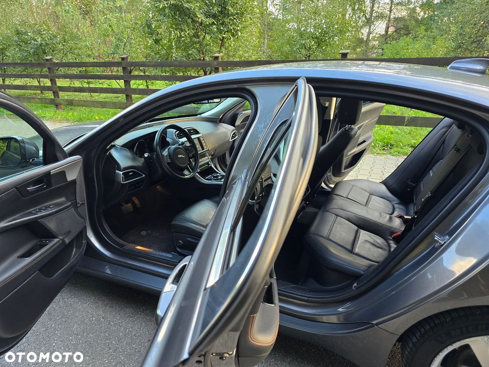Jaguar XE 2.0 D Prestige - 23