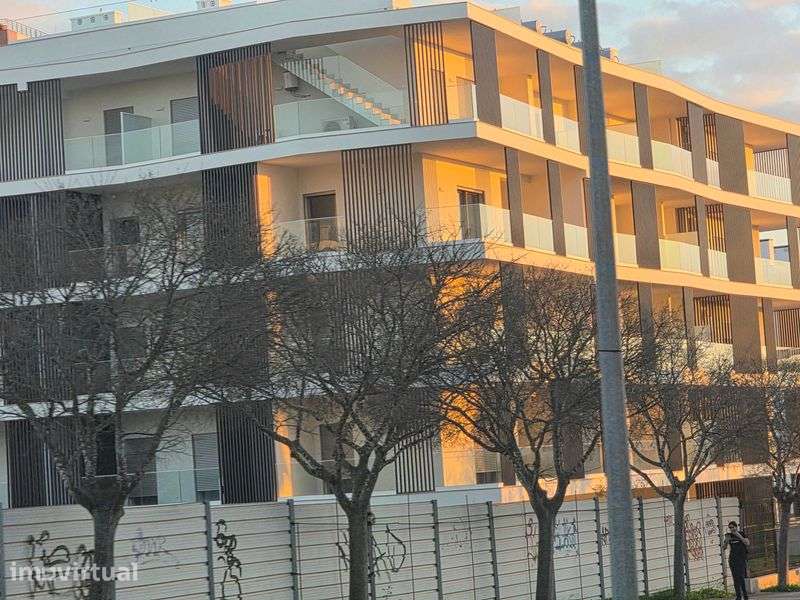 Arrenda-se T2 ano Ano na Urbanização Litoral Blue, Praia da Rocha - Grande imagem: 3/12