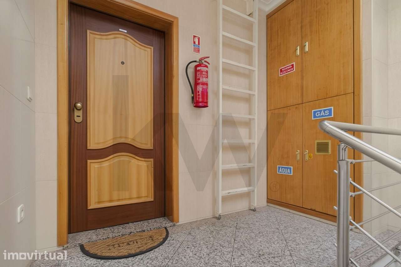 Apartamento T1+1 renovado com terraço e garagem box em Oliveira do Dou - Grande imagem: 4/37