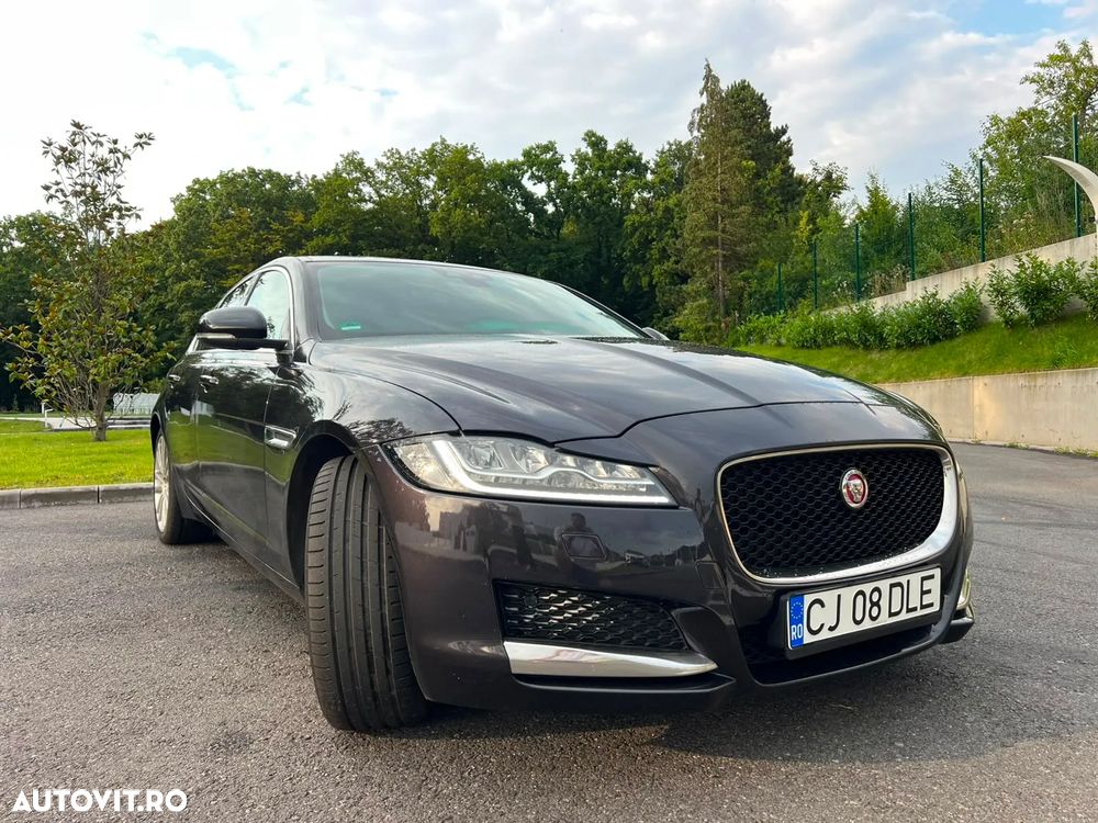 Jaguar XF 20d AWD Portfolio - 6