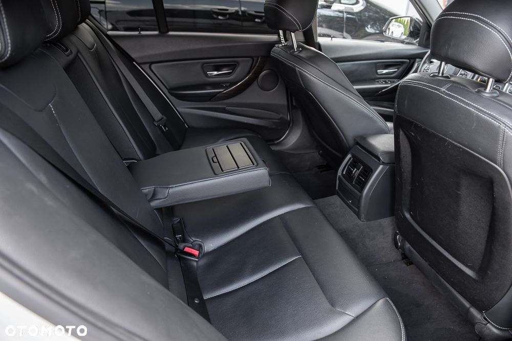 BMW Seria 3 328i xDrive Sport-Aut Sport Line - 29