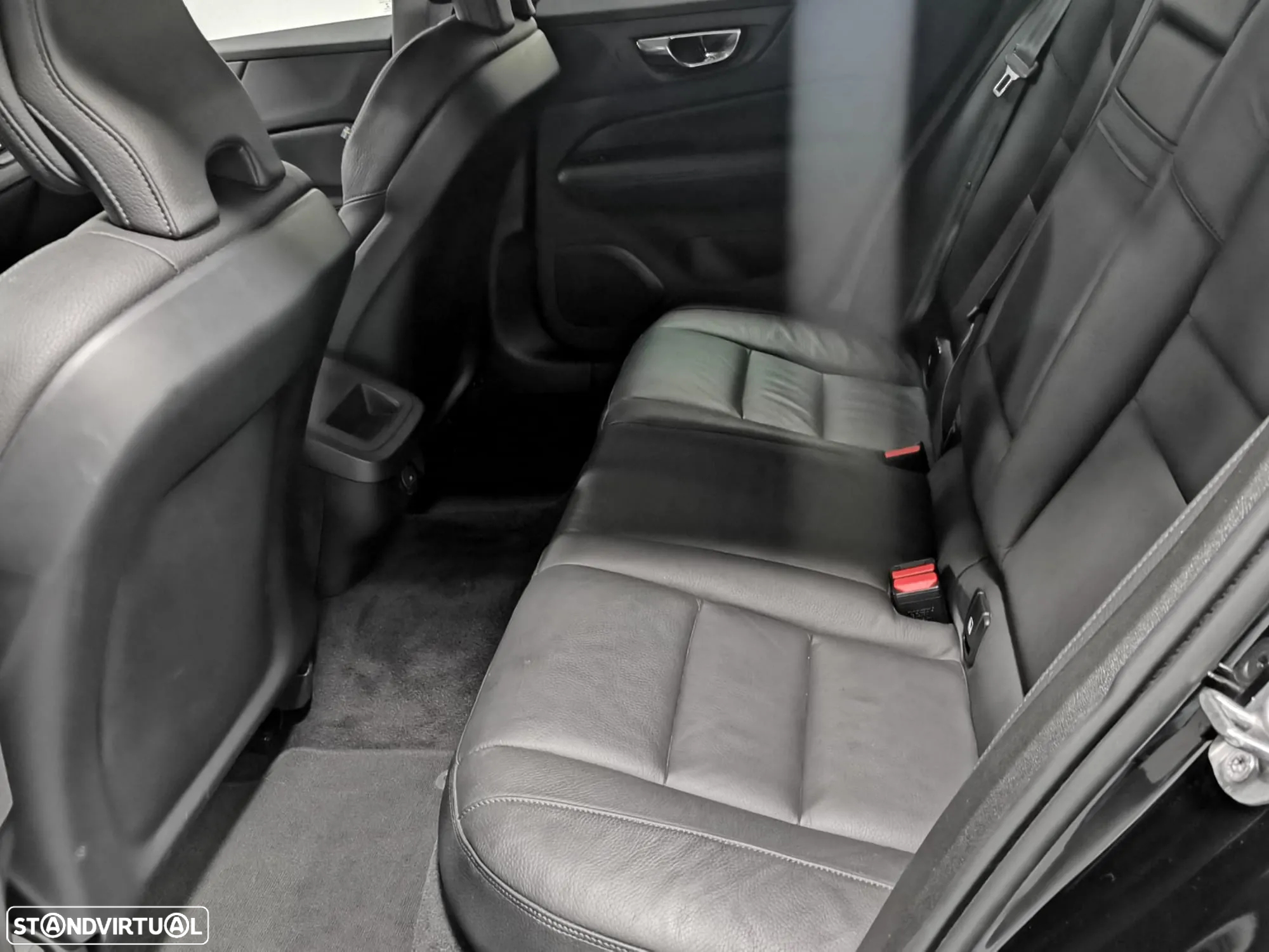 Volvo V60 2.0 B4 Plus Dark Auto - 12