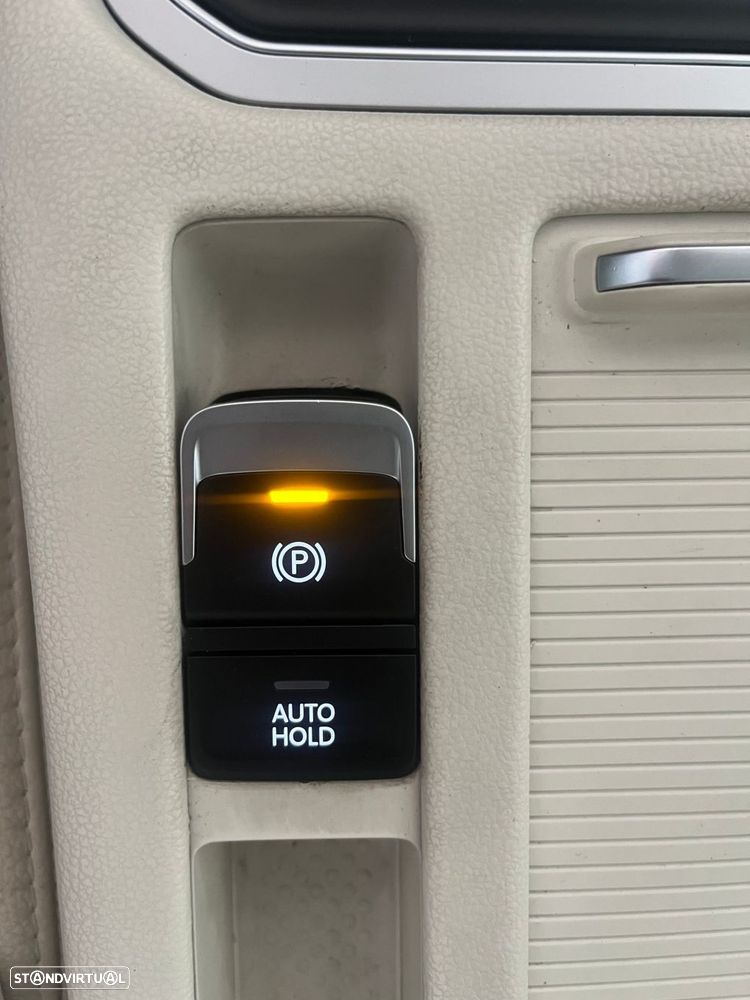 VW Passat Variant 1.6 TDI Trendline DSG - 16