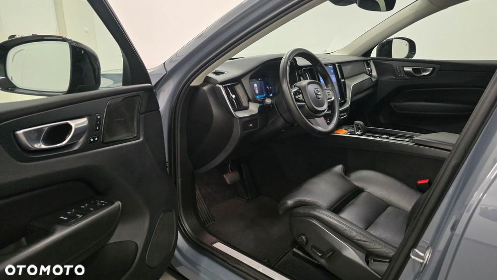 Volvo XC 60 B4 D Plus Dark - 8