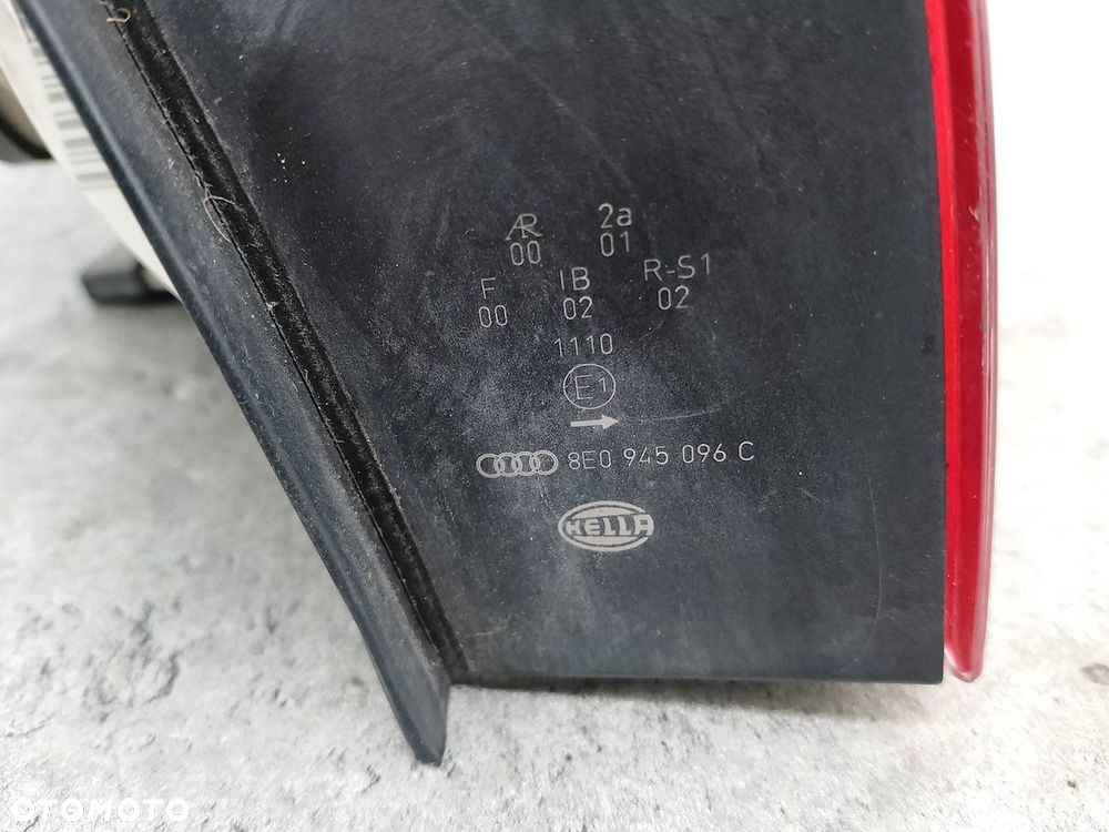 LAMPA TYLNA PRAWA AUDI A4 B6 8E0945096C HELLA SEDAN - 6