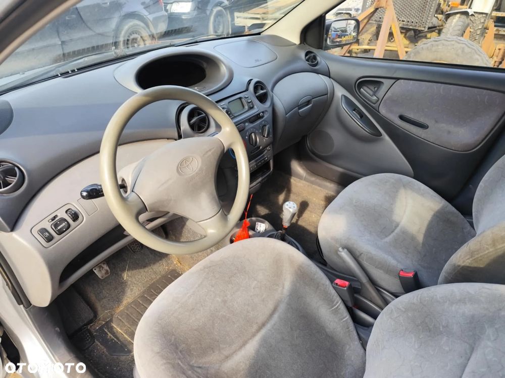 toyota yaris I fotel kanapa deska kokpit podsufitka boczek podłokietnik licznik panel szyb stacyjka - 2