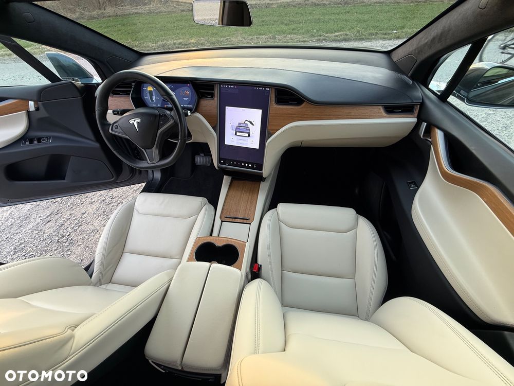 Tesla Model X - 16