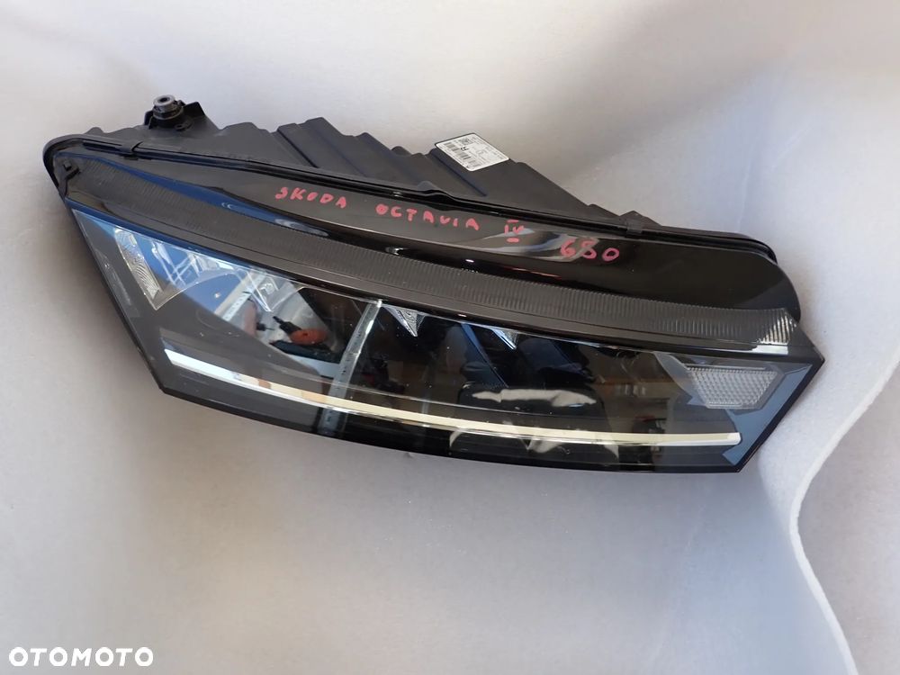 SKODA OCTAVIA IV LAMPA PRAWY PRZÓD 5E4941016 - 2