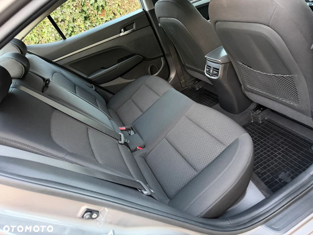 Hyundai Elantra 1.6 Comfort - 34