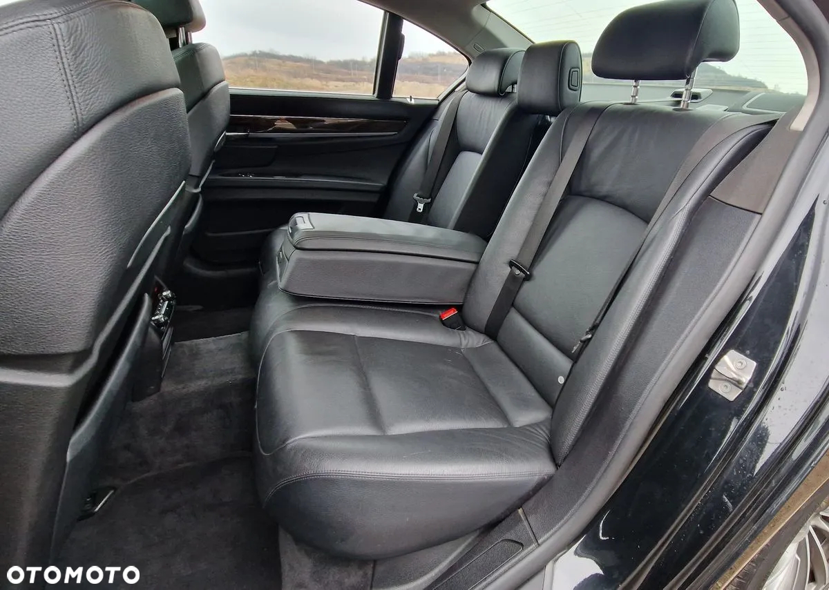 BMW Seria 7 750i - 9