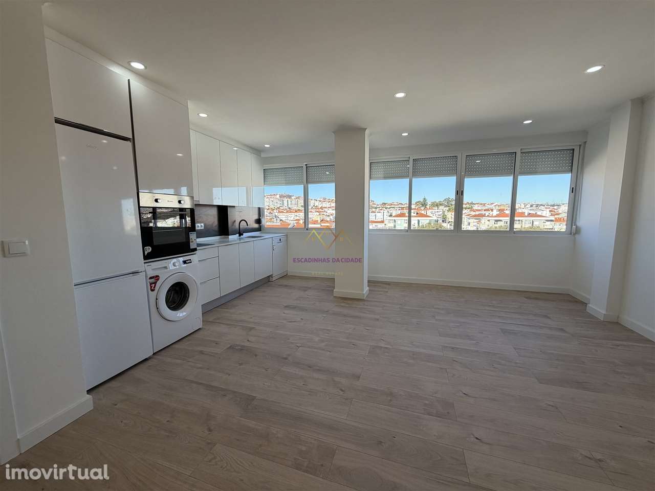 Excelente T4 Remodelado na Damaia em ótima rua - Grande imagem: 2/49