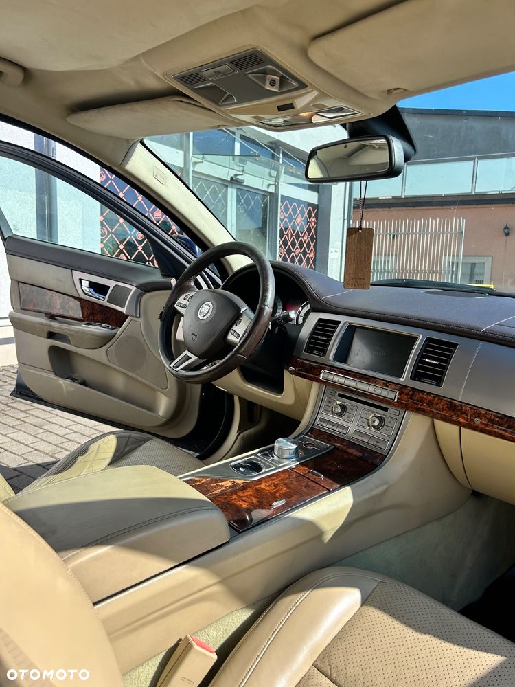 Jaguar XF 2.7 V6 D Luxury - 10