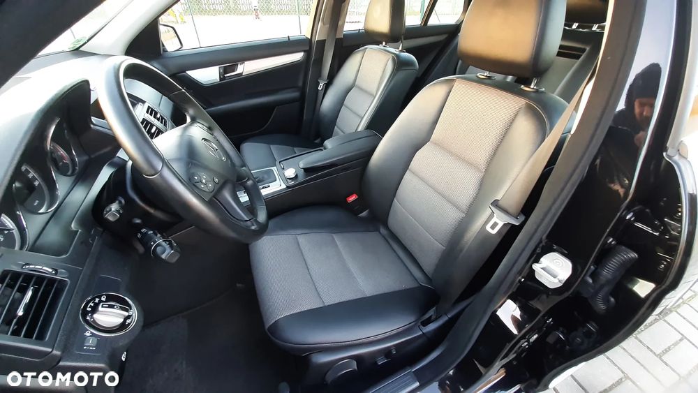 Mercedes-Benz Klasa C 180 CGI Automatik BlueEFFICIENCY Avantgarde - 28