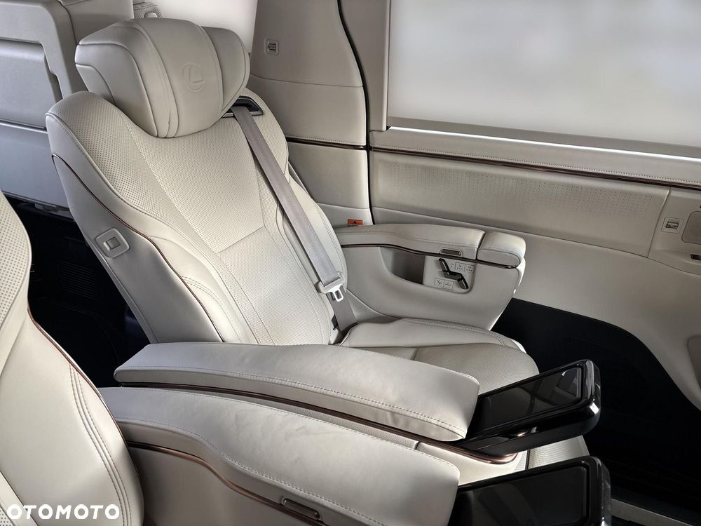 Lexus LM - 19