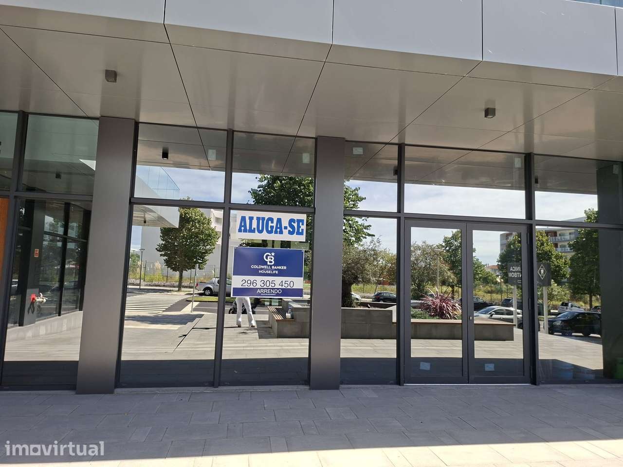 Espaço comercial com garagem (Box) e estacionamento