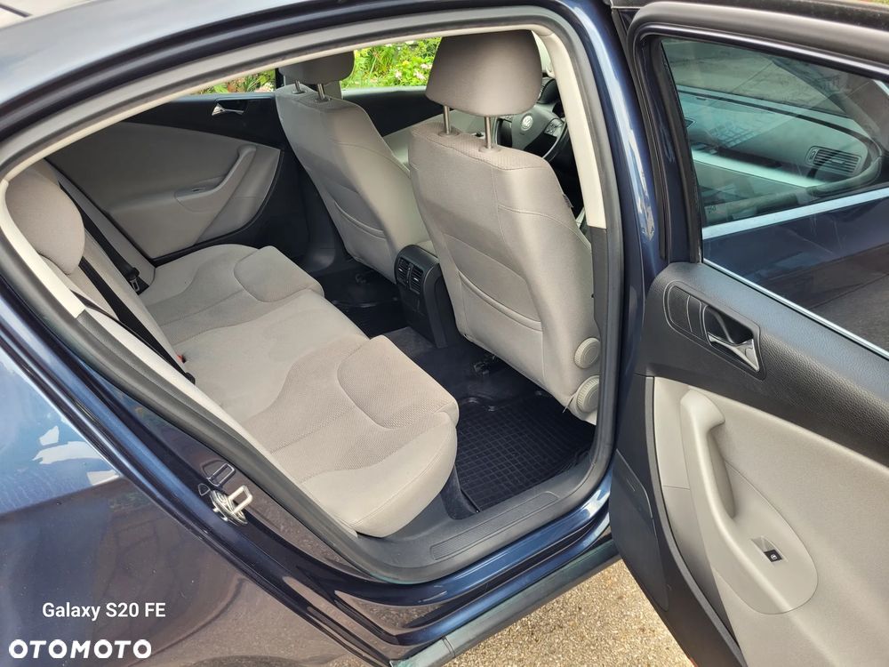 Volkswagen Passat 2.0 TDI Trendline - 16
