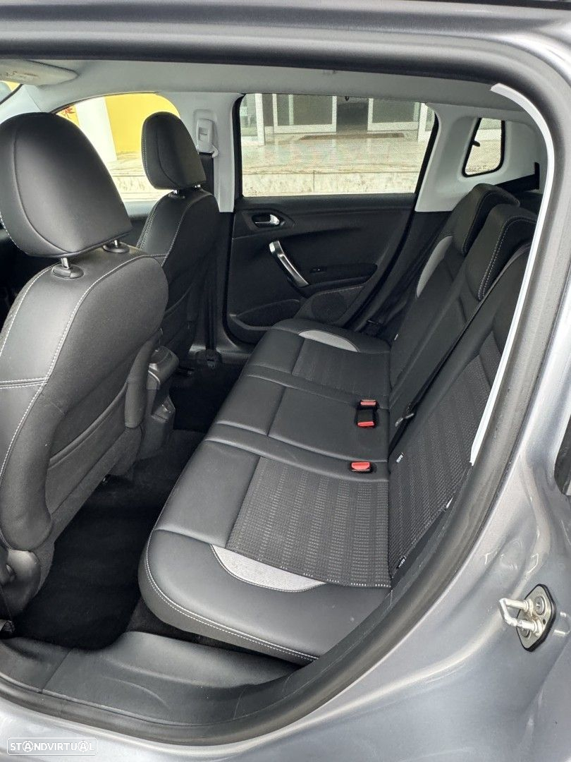 Peugeot 2008 1.2 PureTech Allure - 10