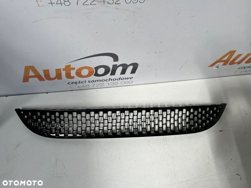 Fiat 500e  kratka środkowa zderzaka przód 735714158 oryginał - 1