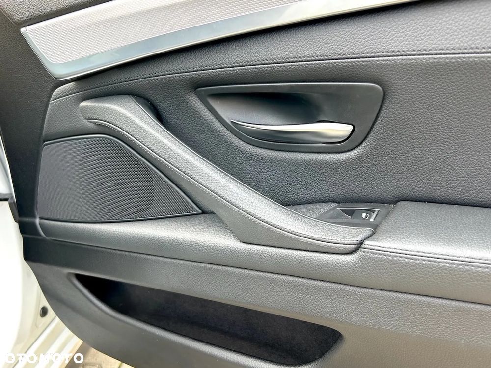 BMW Seria 5 535i Sport-Aut - 35