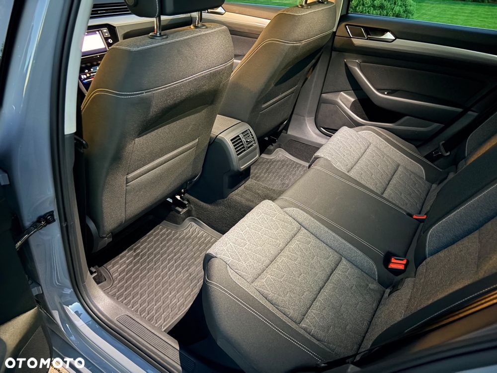 Volkswagen Passat - 11